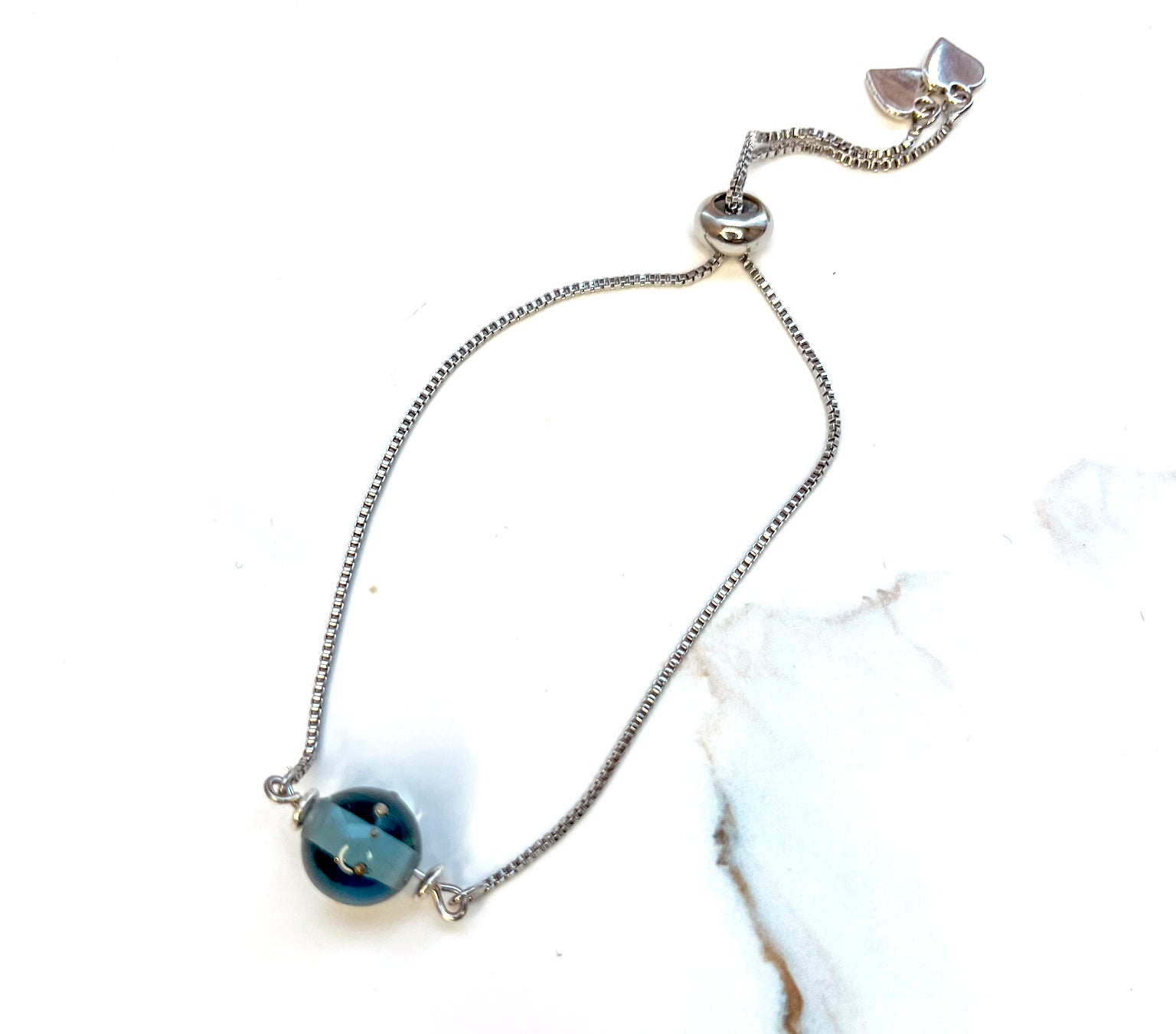 Armband mit Glasperle in rauchblau, silber