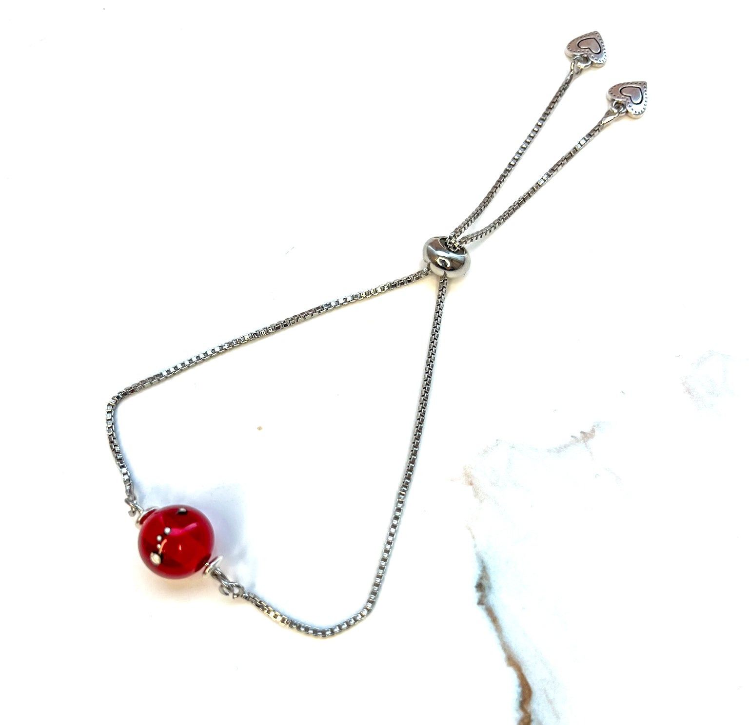 Armband mit Glasperle in rot, silber