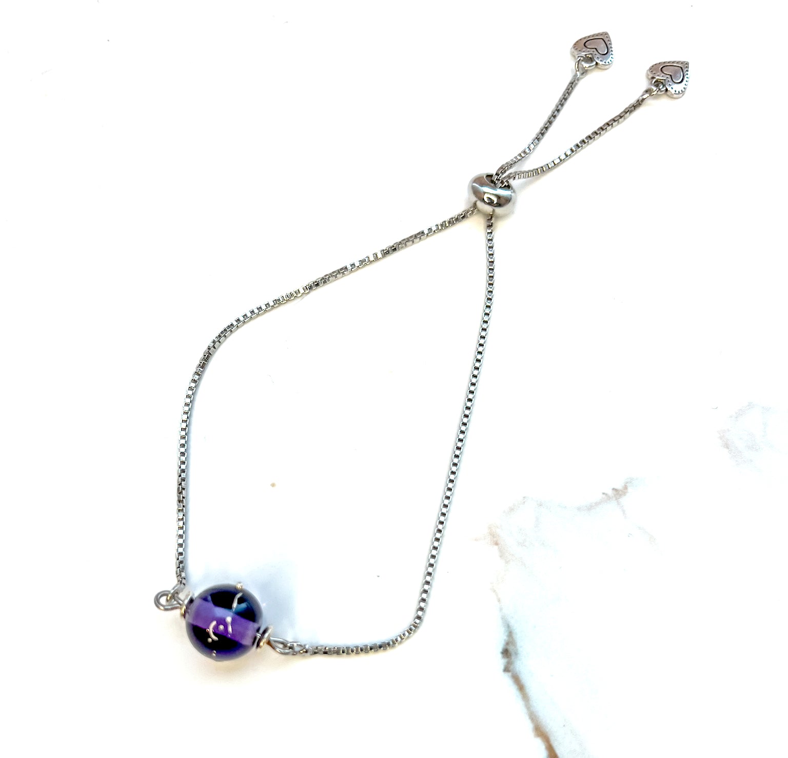 Armband mit Glasperle in lila, silber