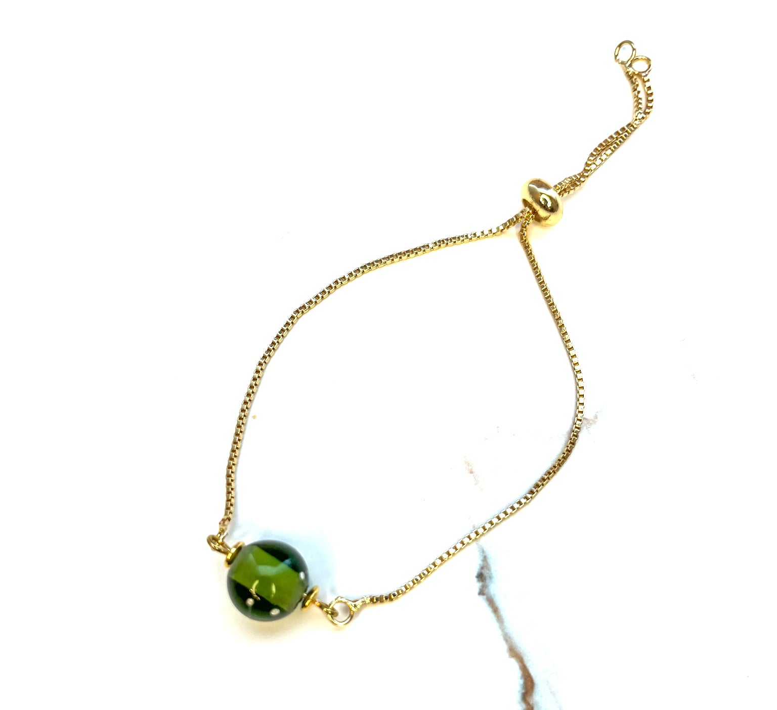 Armband mit Glasperle in grün, gold
