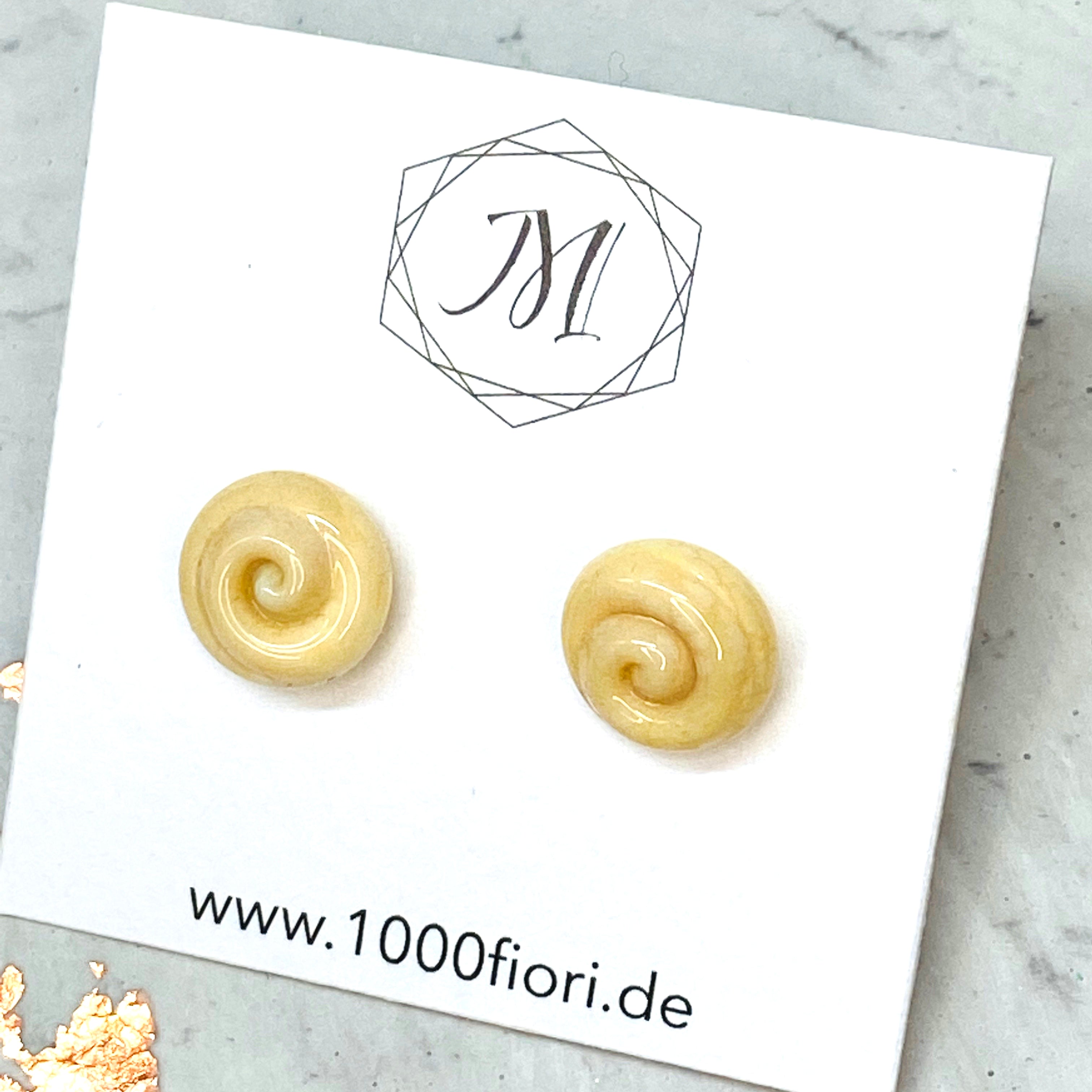 Ohrstecker aus Glas, creme Swirl
