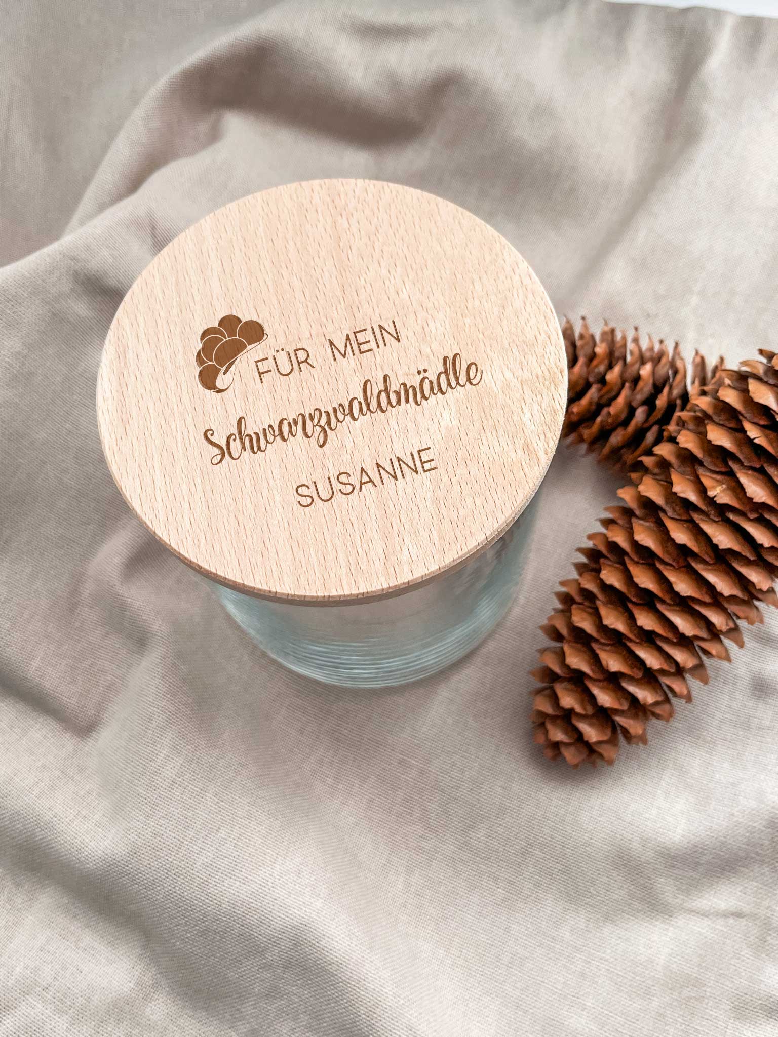 Schwarzwald Vorratsglas mit Holzdeckel, Gravur: Bollenhut+ Name
