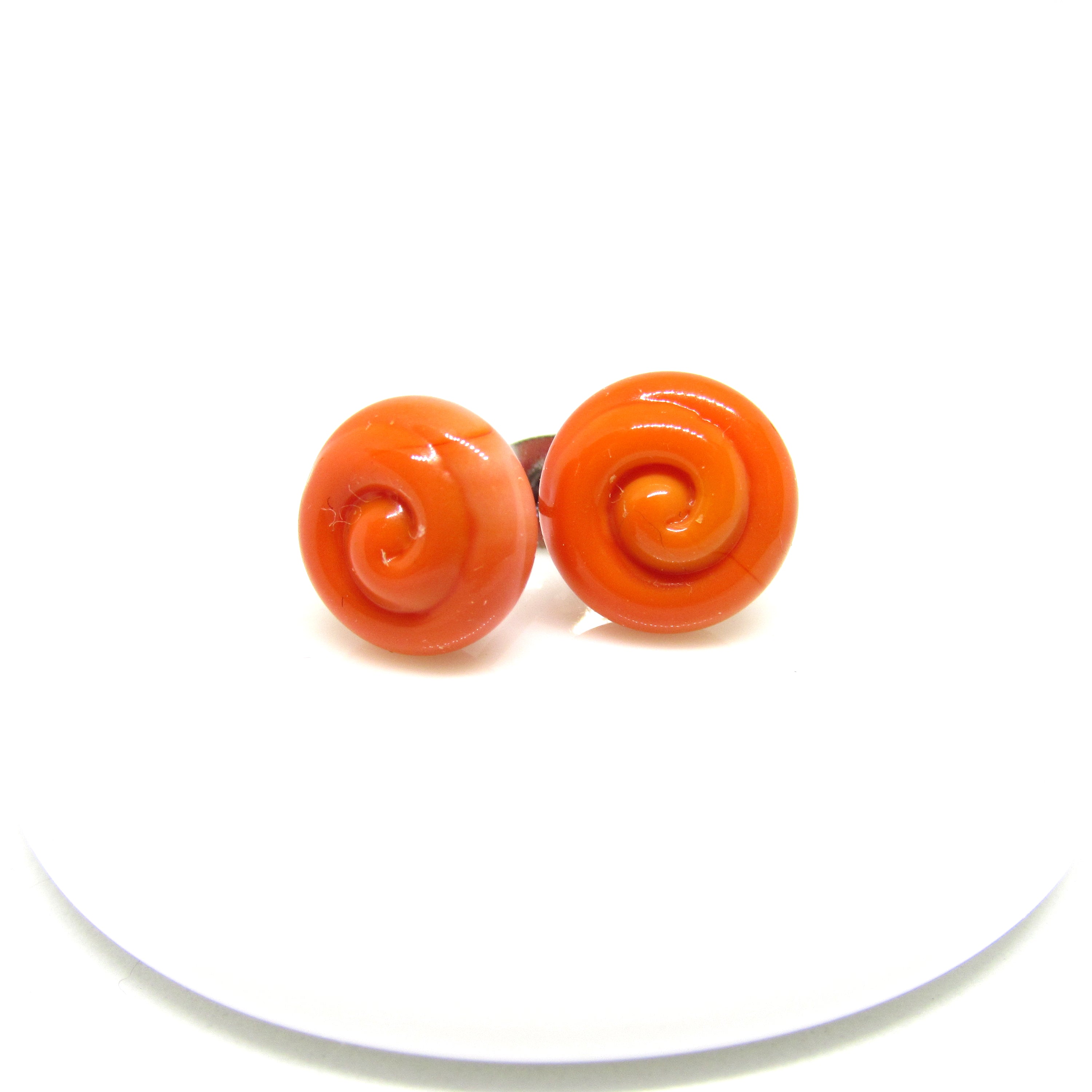 Ohrstecker aus Glas, korallefarben Swirl