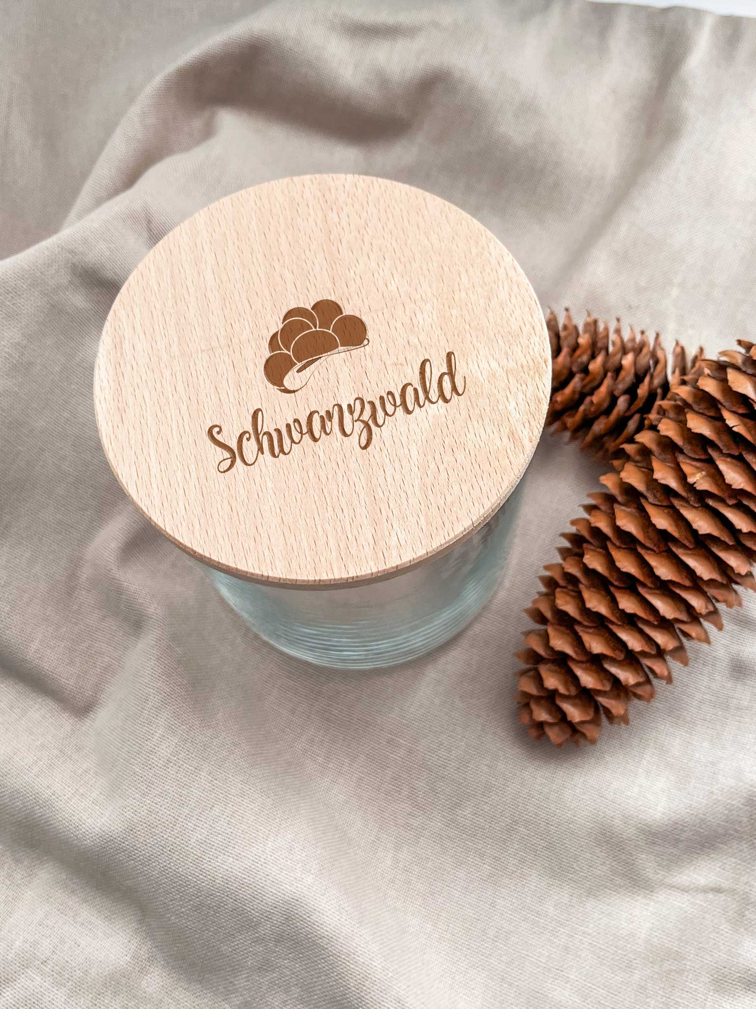 Schwarzwald Vorratsglas mit Holzdeckel, Gravur: Bollenhut+ Text