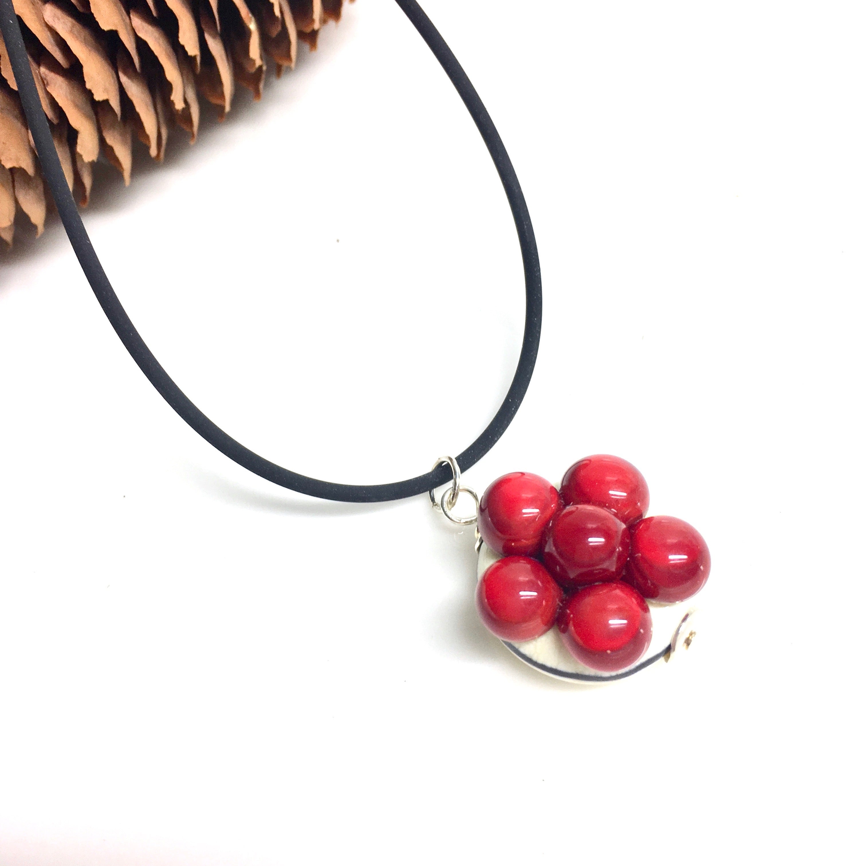 Halskette mit Bollenhut aus Glas, rot