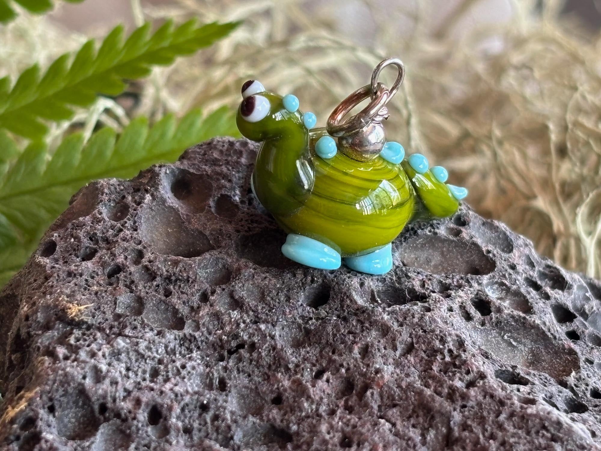 Kinderkette Dinosaurier – handgefertigter Glasanhänger