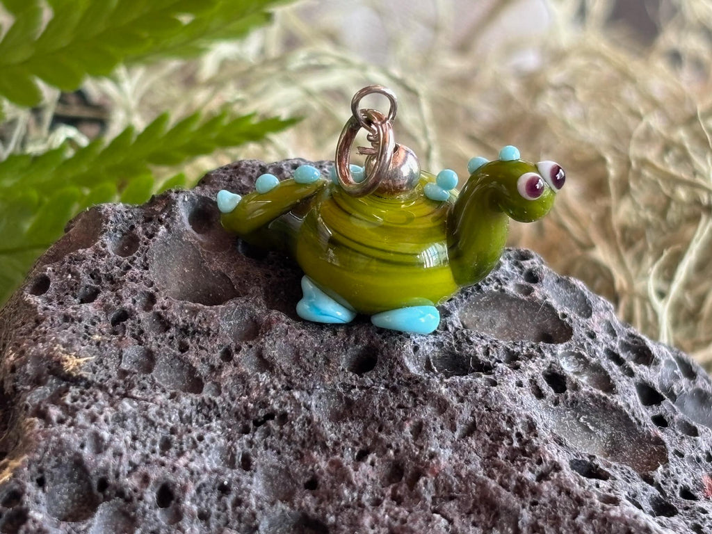 Kinderkette Dinosaurier – handgefertigter Glasanhänger