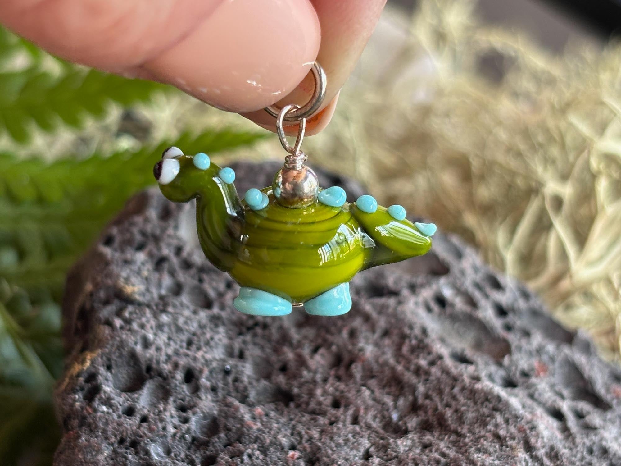Kinderkette Dinosaurier – handgefertigter Glasanhänger