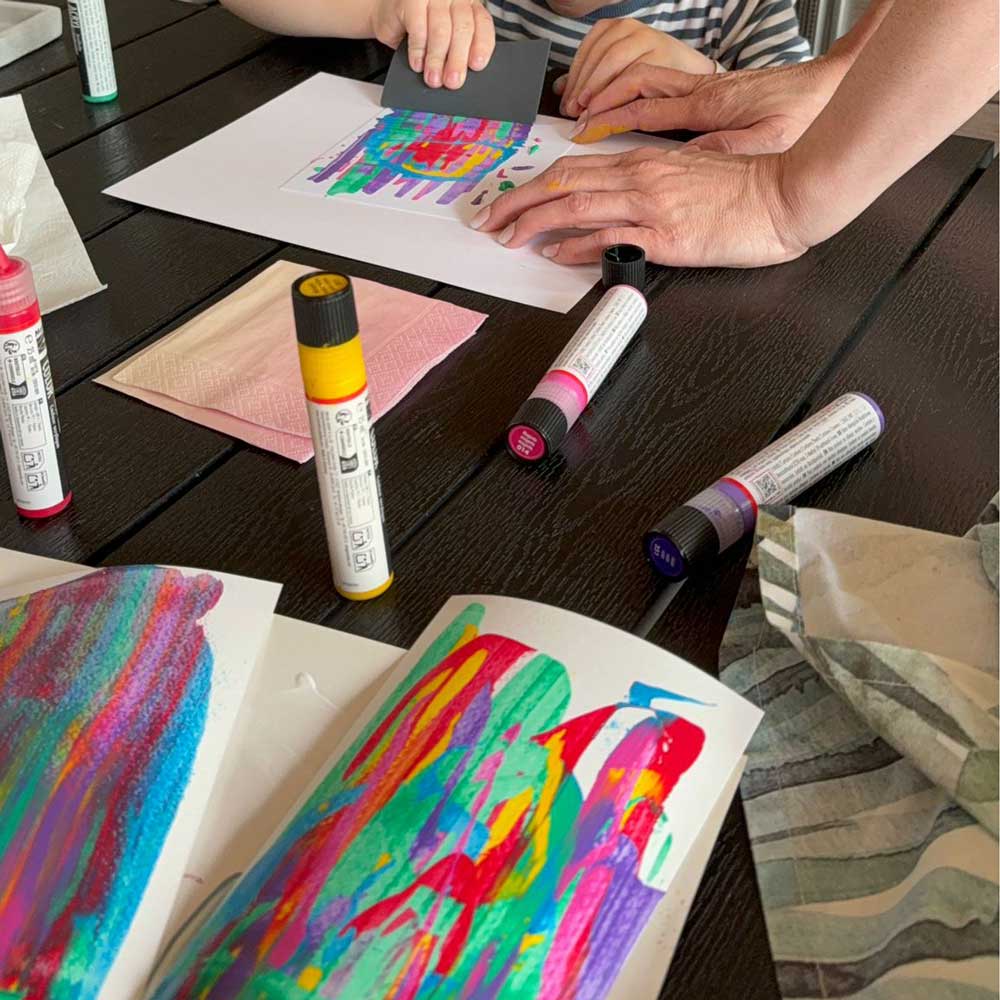 Kindergeburtstag: Squeegee-Art – Kreativer Mal-Workshop